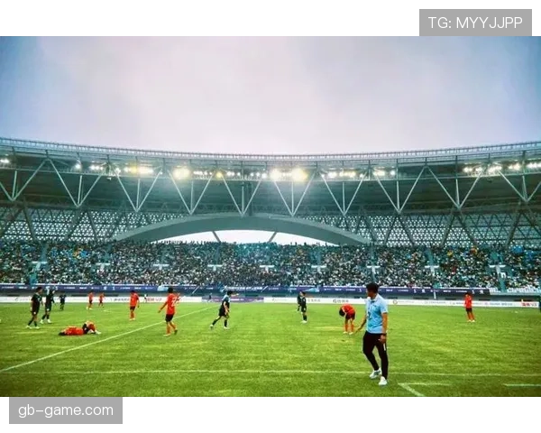 克鲁伊夫式射门再现绿茵场:足球艺术与技艺的完美融合 克鲁伊夫式射门再现绿茵场:足球艺术与技艺的完美融合