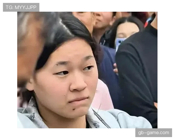 全红婵回家路上还在啃苹果，网友：这哪像奥运冠军啊？